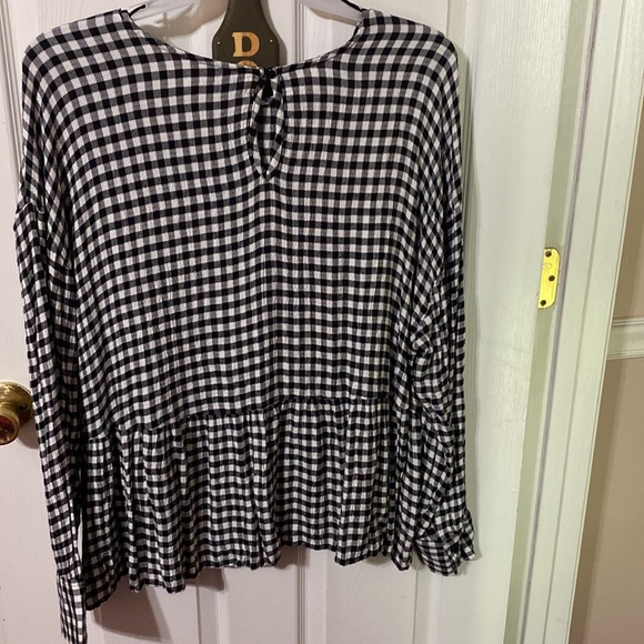 Time and Tru ladies long sleeve crinkle peplum top; sizes XL, XXL - Picture 2 of 4